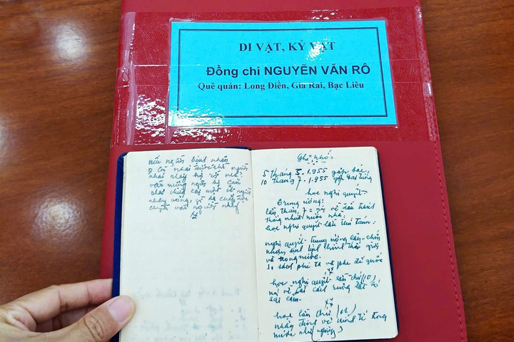 Bàn giao di vật, kỷ vật cho thân nhân liệt sĩ Nguyễn Văn Rô