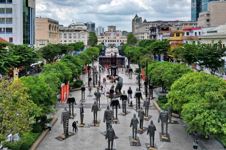 Thích thú với mô hình cọc Bạch Đằng, xe tăng treo ngược ở phố đi bộ TP.HCM