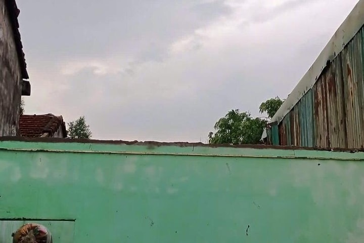 Giông lốc kèm mưa đá khiến gần 100 ngôi nhà bị tốc mái hư hỏng