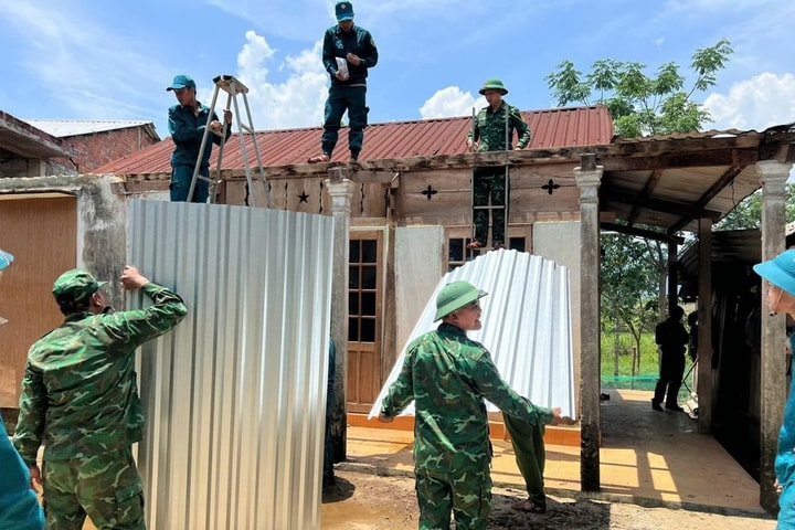 Khẩn trương giúp dân khắc phục hậu quả dông lốc ở huyện A Lưới