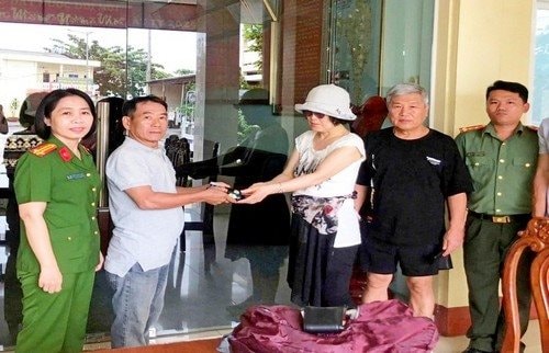 Du khách Hàn Quốc cảm động khi nhận lại tài sản