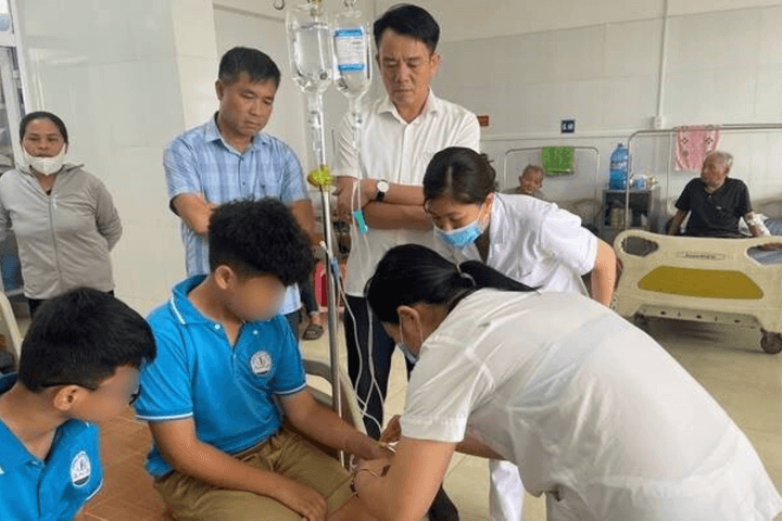 Hàng loạt học sinh tiểu học phải nhập viện vì nghi bị ngộ độc