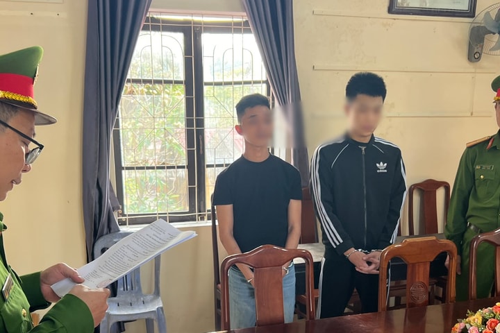 Khởi tố hai đối tượng dùng ly thủy tinh đánh người