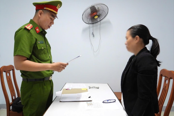 Mạo danh cán bộ Trung ương, lừa gần 1 tỷ đồng làm “sổ đỏ”