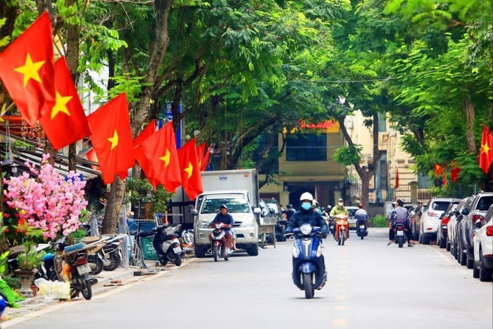 Hà Nội treo cờ Tổ quốc kỷ niệm 50 năm Ngày Giải phóng miền Nam