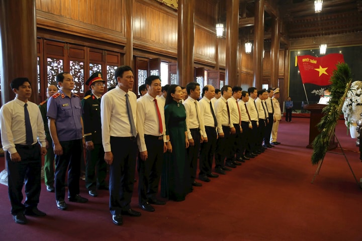 Dâng hương tưởng niệm Chủ tịch Hồ Chí Minh và các Anh hùng liệt sĩ