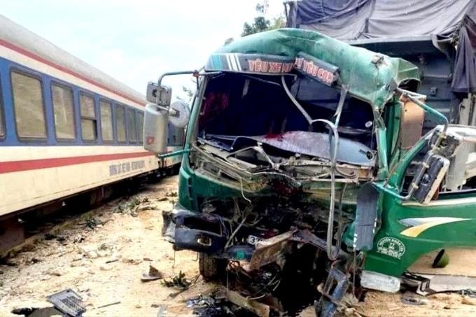Tài xế xe tải mắc kẹt trong ca bin sau khi va chạm với tàu hỏa