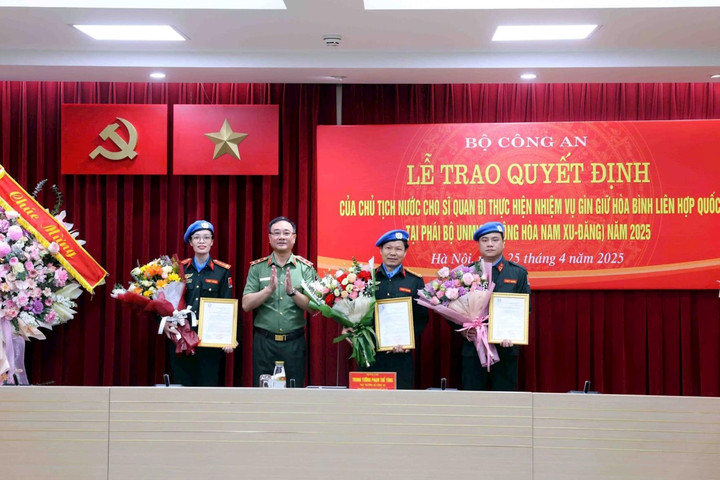 Trao quyết định của Chủ tịch nước cho sĩ quan Công an thực hiện nhiệm vụ gìn giữ hòa bình Liên hợp quốc