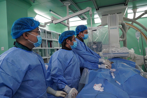 Can thiệp thành công bệnh nhân vỡ phình xoang Valsalva mà không cần phẫu thuật