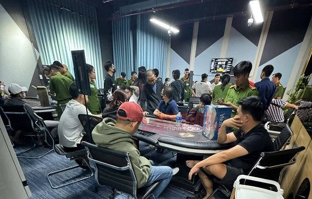 Triệt xóa sòng bạc hoạt động núp bóng câu lạc bộ Poker