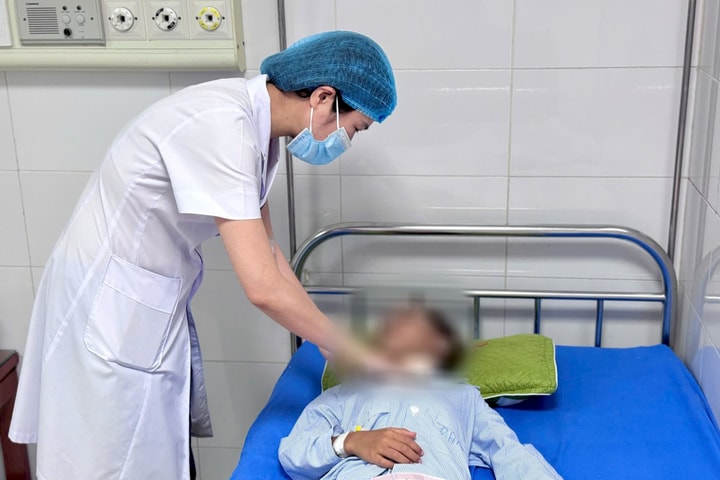 Phẫu thuật cứu sống bệnh nhi bị mảnh kính găm vào cổ