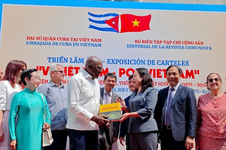 Phó Chủ tịch nước Việt Nam và Cuba dự triển lãm "Vì Việt Nam"