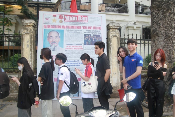 Háo hức xếp hàng nhận phụ san đặc biệt của Báo Nhân Dân