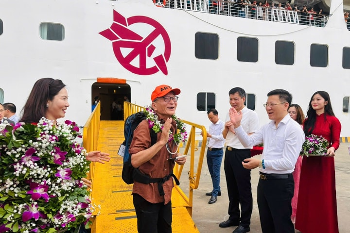 Lần đầu tiên du thuyền Nhật Bản đưa 1.700 khách đến Hạ Long