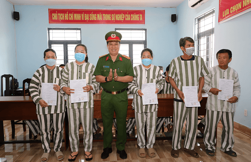 Trao quyết định đặc xá cho 20 phạm nhân tại tỉnh Sóc Trăng
