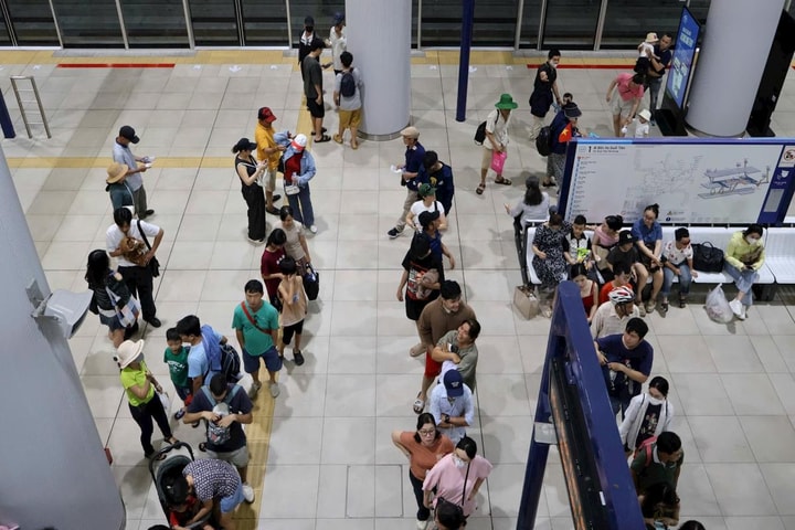 Metro TP.HCM tấp nập người trong kỳ nghỉ lễ