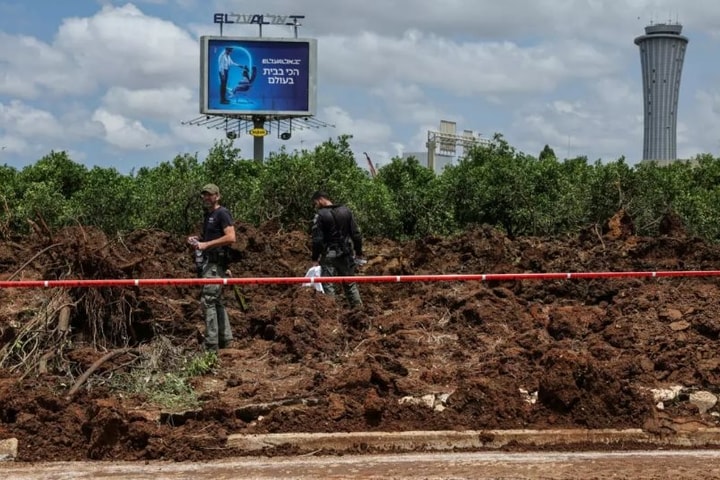 Tên lửa phóng từ Yemen rơi gần sân bay chính của Israel