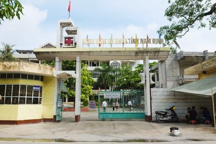 Tạm đình chỉ nhân viên y tế vụ tố “nộp đủ tiền mới cấp cứu” ở Nam Định