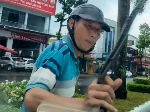 Xác minh làm rõ việc người đàn ông chặn đầu xe, phá hoại xe ô tô