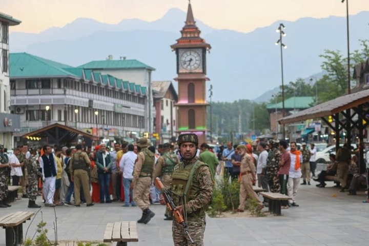 Các hãng hàng không lớn tránh không phận Pakistan sau vụ thảm sát ở Kasmir