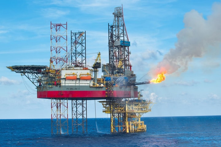 Giá xăng dầu hôm nay 6/5: Thiết lập mốc thấp nhất trong hơn 4 năm qua