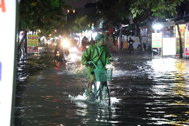 Nhiều tuyến đường TP.HCM ngập nặng sau cơn mưa lớn