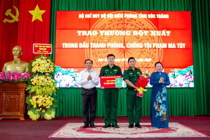 Trao thưởng cho tập thể, cá nhân có thành tích trong phòng, chống ma túy