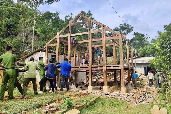 Công an xã Na Mèo chung tay dựng nhà cho hộ nghèo