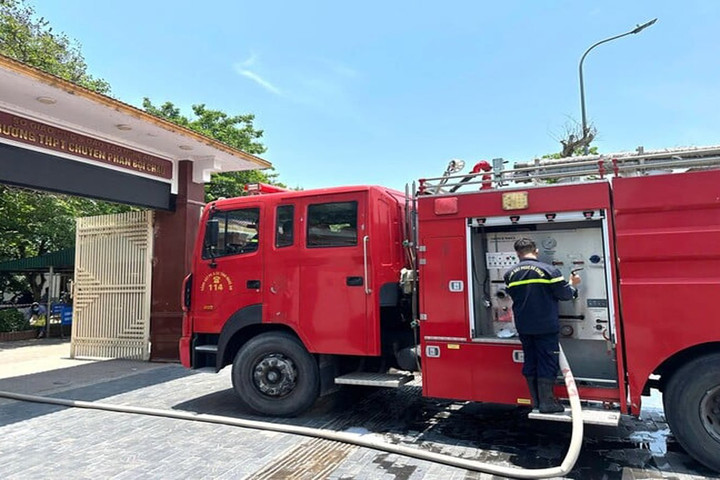 Cháy phòng thí nghiệm Trường chuyên Phan Bội Châu, học sinh phải sơ tán