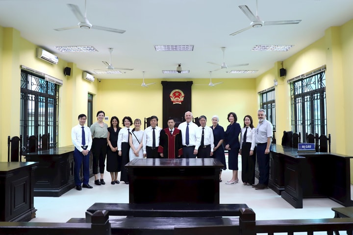 Đoàn công tác Học viện tư pháp quốc gia Canada thăm và làm việc tại TAND quận Long Biên