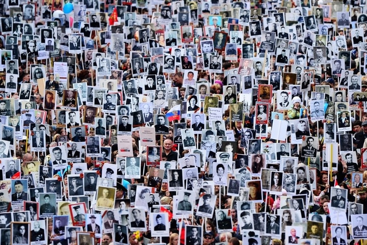 Hàng nghìn người tham gia diễu hành "Trung đoàn Bất tử" vào Ngày Chiến thắng