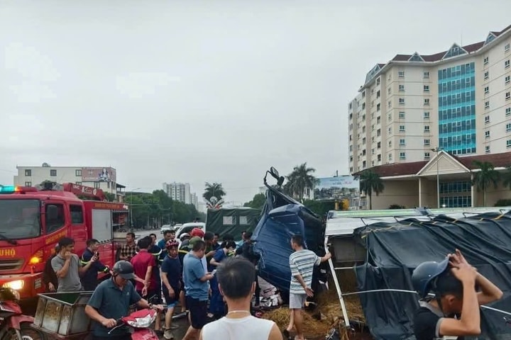 Xe tải “biến dạng” sau xa chạm, tài xế bị thương nặng