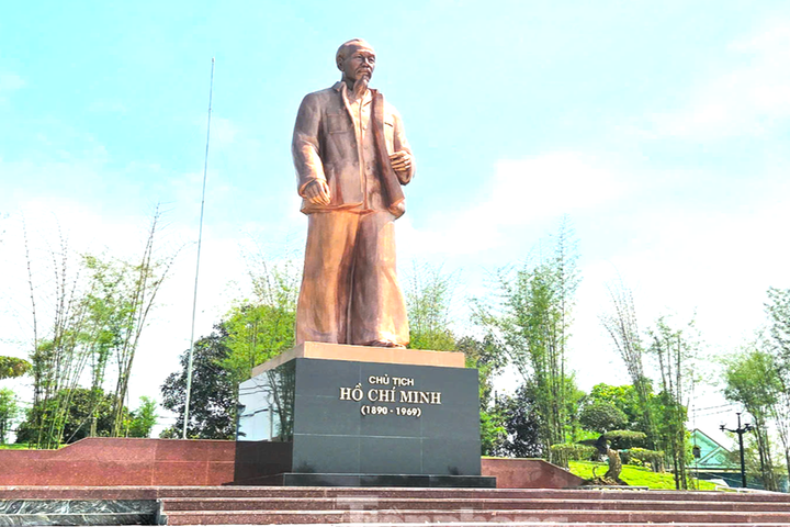 Tượng đài “Bác Hồ về thăm quê” – Dấu ấn tri ân từ lực lượng Công an nhân dân