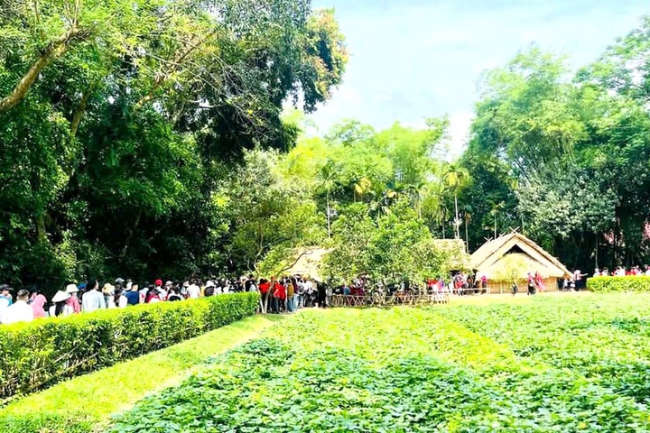 Về Làng Sen tháng Năm – Nơi tình yêu đất nước khởi nguồn