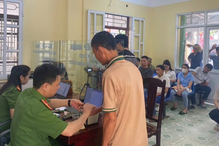 Thanh Hóa: "Xuyên đêm" hỗ trợ người dân kích hoạt định danh điện tử mức độ 2