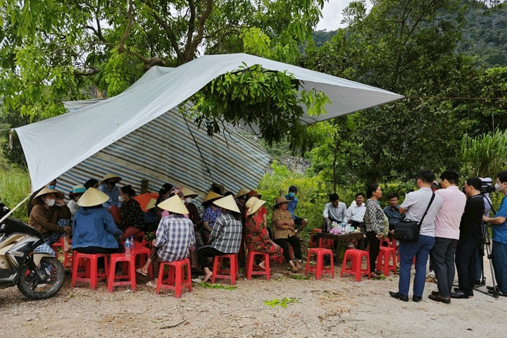 Người dân dựng lán ngăn xe môi trường vào bãi rác