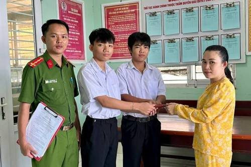 Tuyên dương hai học sinh kịp thời trao trả của rơi cho người bị mất