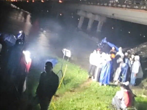 Thương tâm người mẹ trẻ ôm con nhỏ nhảy cầu