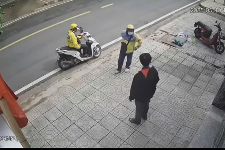 Tài xế xe ôm công nghệ cầm mũ bảo hiểm hành hung khách hàng