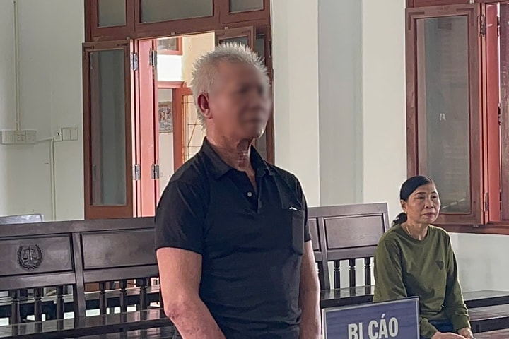 Đổ thuốc trừ cỏ vào hộp bánh đầu độc vợ cũ