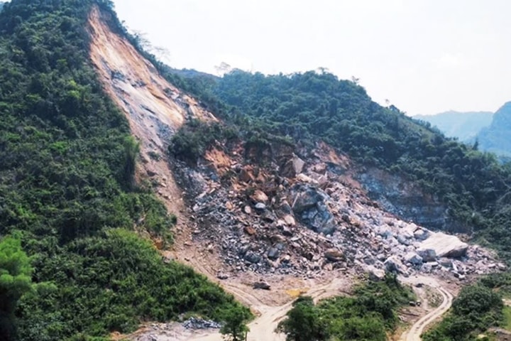 Tuyên Quang: Sập mỏ đá khiến nhiều phương tiện bị vùi lấp