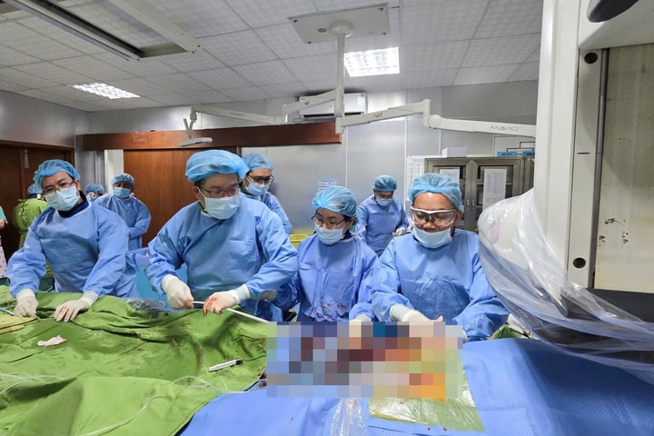 Thay van động mạch chủ qua da cho bệnh nhân 66 tuổi