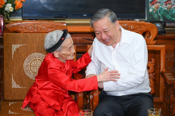 Tổng Bí thư Tô Lâm thăm, tặng quà Mẹ Việt Nam Anh hùng tại Nghệ An