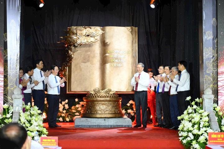 Tổng Bí thư Tô Lâm trao tặng tác phẩm điêu khắc "Việt Nam - những trang sử vàng" cho Khu Di tích Quốc gia đặc biệt Kim Liên