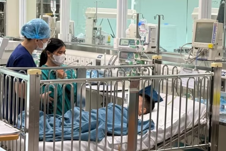 Bé trai trong vụ "nộp đủ tiền mới cấp cứu" đã ra viện về nhà