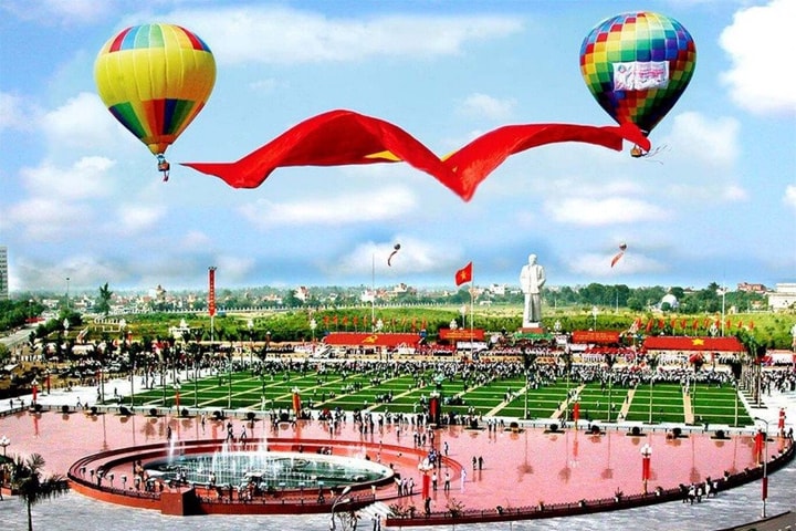 Bay Đại kỳ Tổ quốc chào mừng kỷ niệm 135 năm Ngày sinh Chủ tịch Hồ Chí Minh