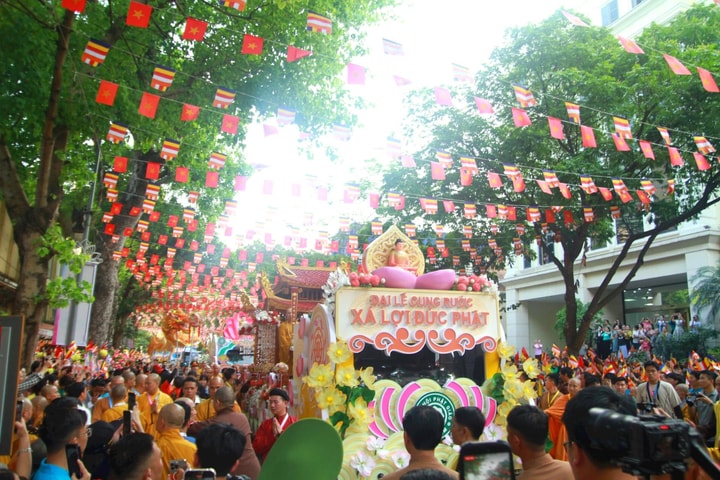 Sáng 17/5, xá lợi Đức Phật được cung rước từ chùa Quán Sứ về chùa Tam Chúc