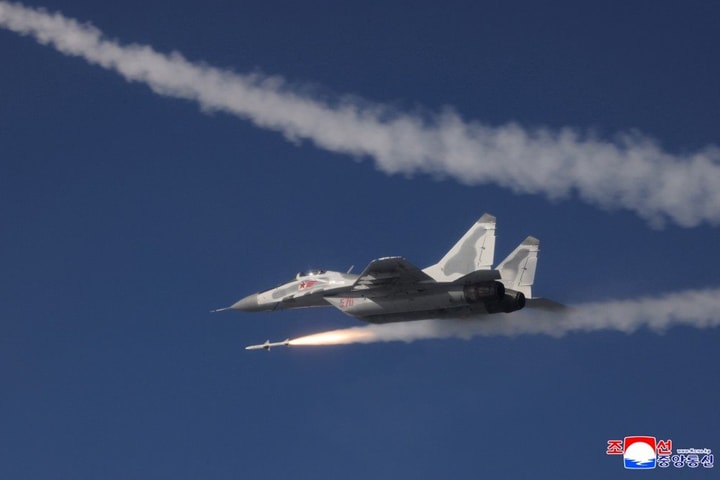 Triều Tiên hé lộ tên lửa bí ẩn trong cuộc tập trận phòng không