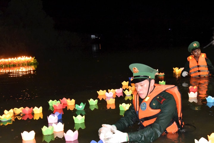 Hoa đăng lung linh trên dòng sông Long Khốt tưởng nhớ Anh hùng liệt sĩ