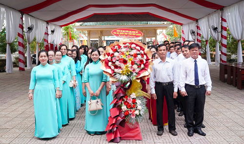 Ban Vì sự tiến bộ phụ nữ TAND tỉnh Hậu Giang dâng hoa, dâng hương tưởng niệm Bác Hồ